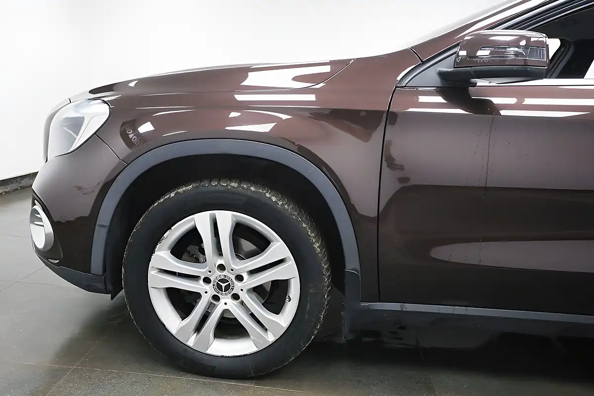 Used 2017 Mercedes-Benz Gla Sport Executive Bronze - Interior and Exterior details 5