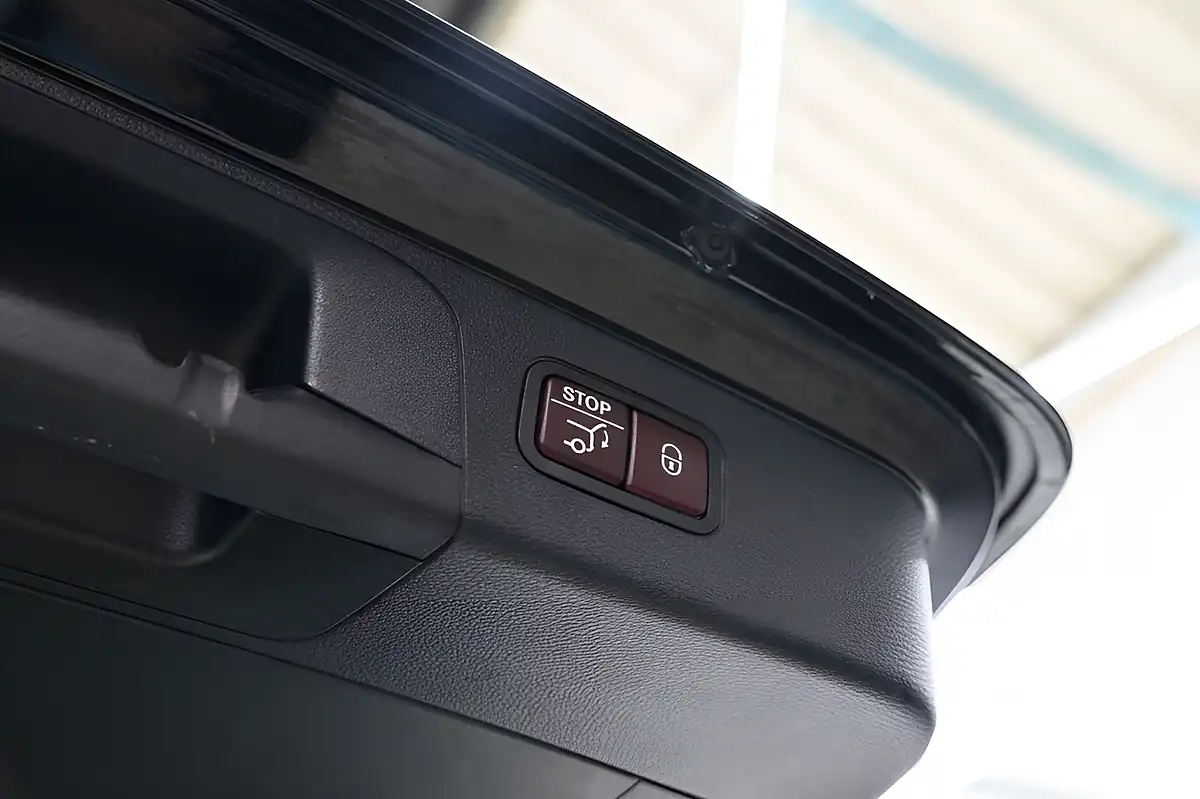 Used 2017 Mercedes-Benz Glc AMG Line (premium) Obsidian Black - Interior and Exterior details 13