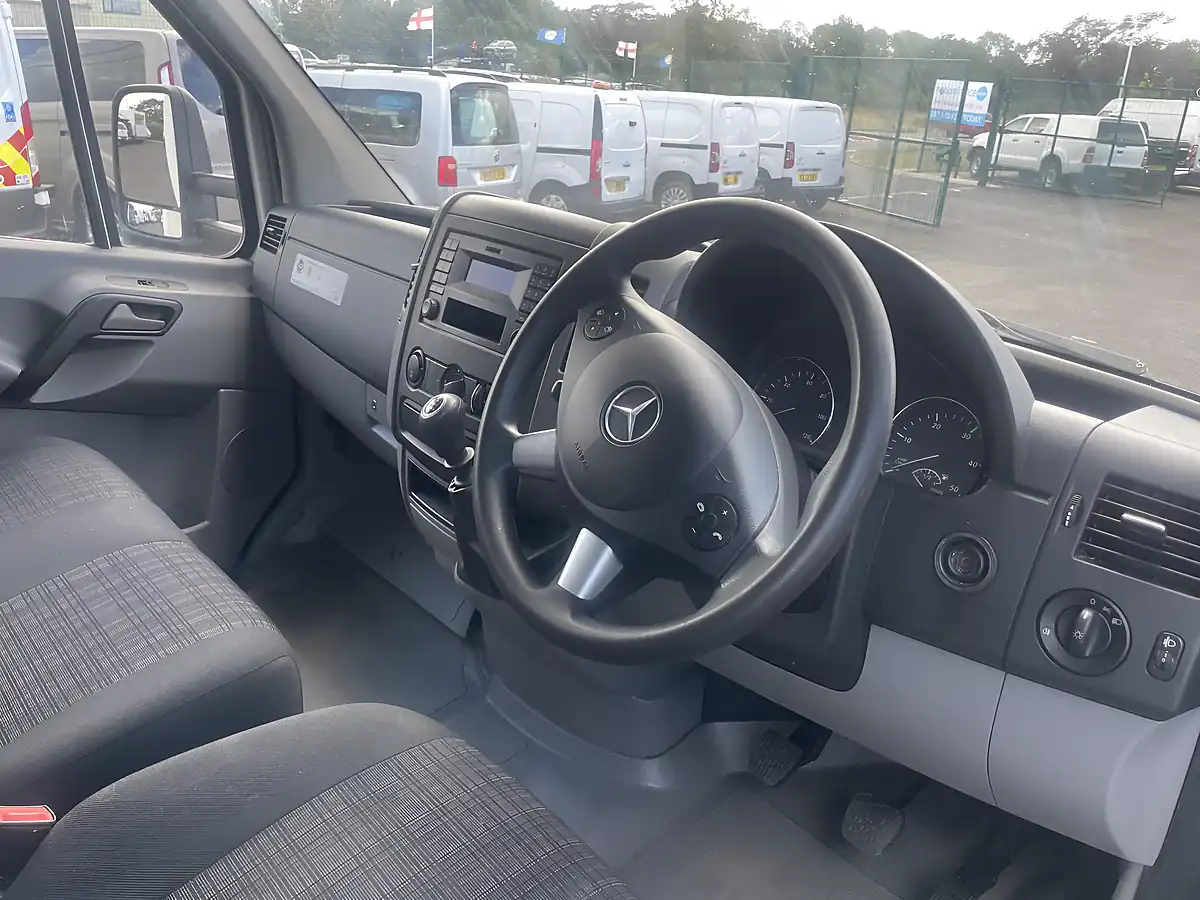 Used 2017 Mercedes-Benz Sprinter Luton 20ft Box White - Interior and Exterior details 7