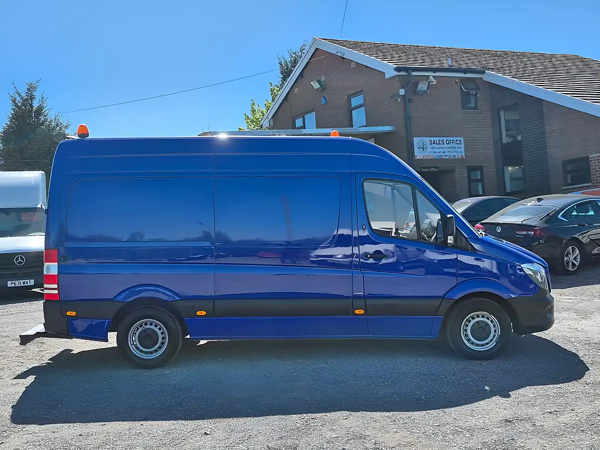 Used 2017 Mercedes-Benz Sprinter Mwb Blue - Interior and Exterior details 4