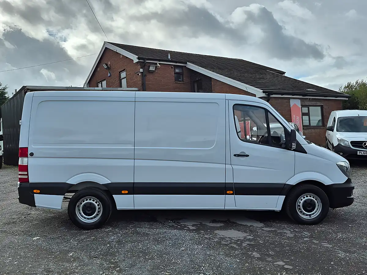 Used 2017 Mercedes-Benz Sprinter Mwb Low Roof White - Interior and Exterior details 4