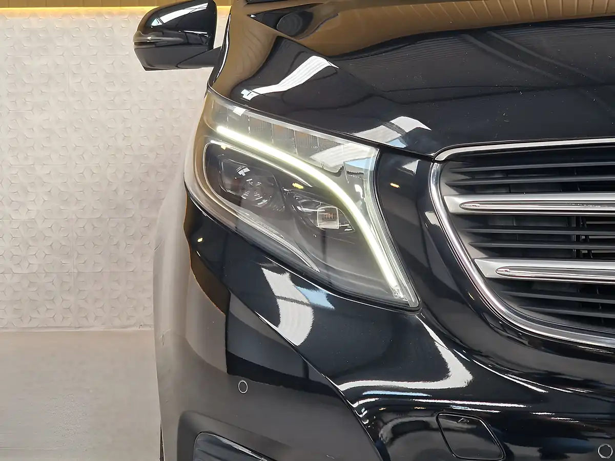 Used 2017 Mercedes-Benz V-Class Se Obsidian Black - Interior and Exterior details 6