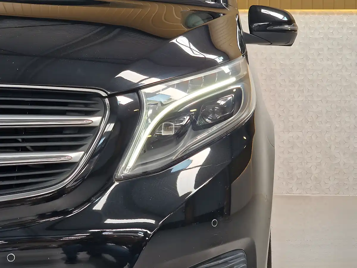 Used 2017 Mercedes-Benz V-Class Se Obsidian Black - Interior and Exterior details 8