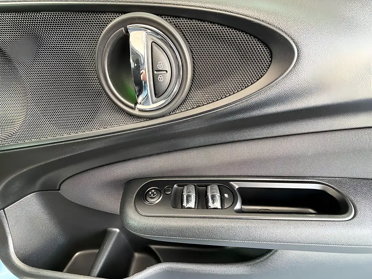 Used 2017 MINI Clubman One Blue - Interior and Exterior details 15