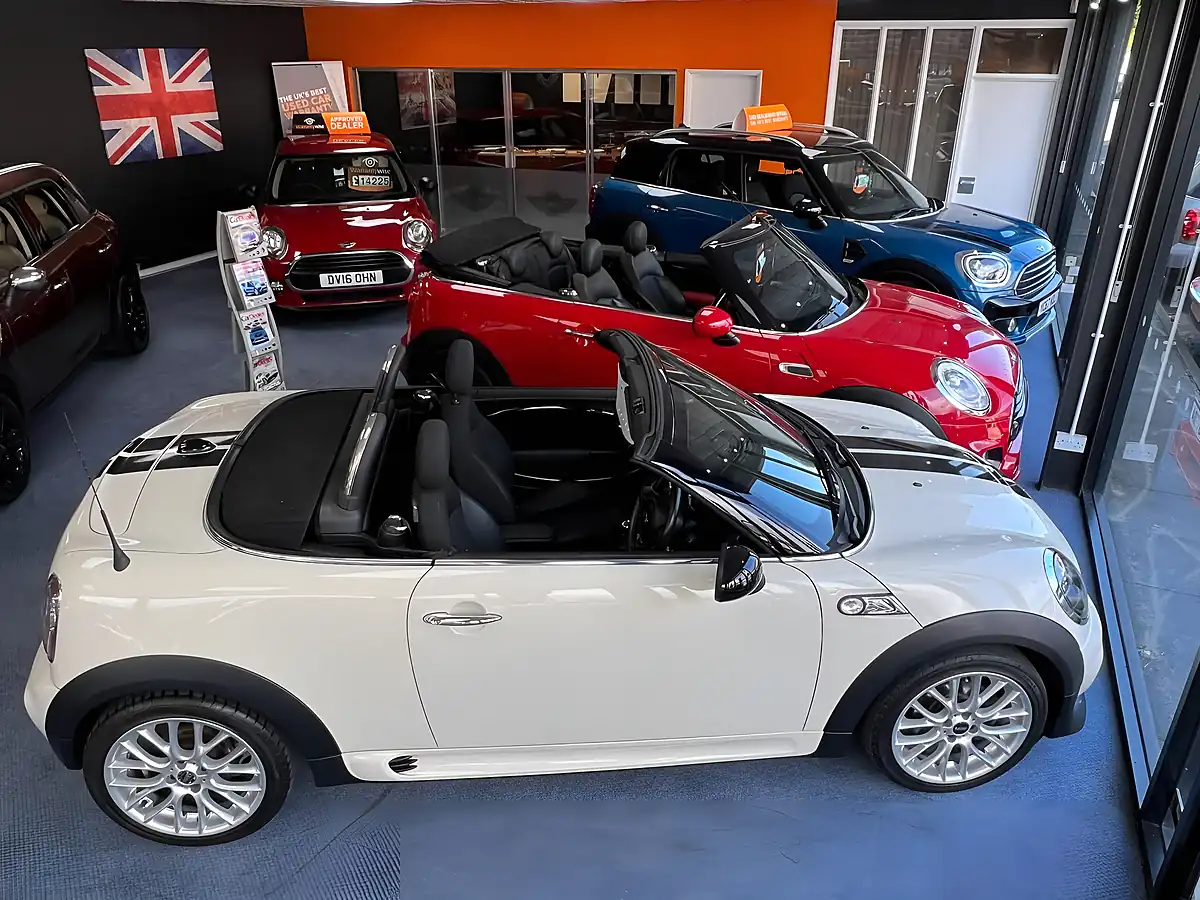 Used 2017 MINI Hatch One Black - Interior and Exterior details 18