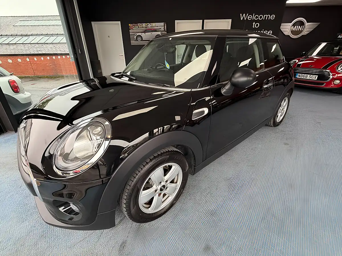 Used 2017 MINI Hatch One Black - Interior and Exterior details 5