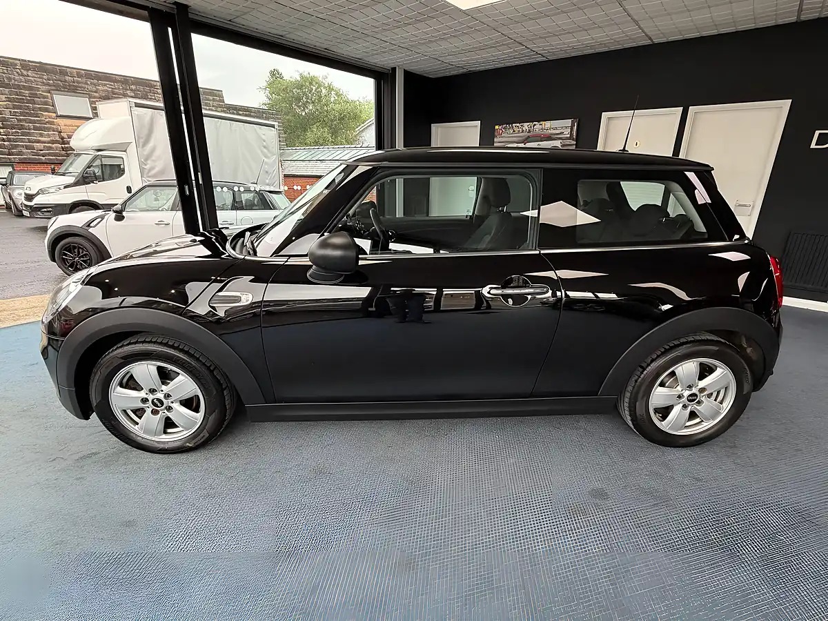 Used 2017 MINI Hatch One Black - Interior and Exterior details 6