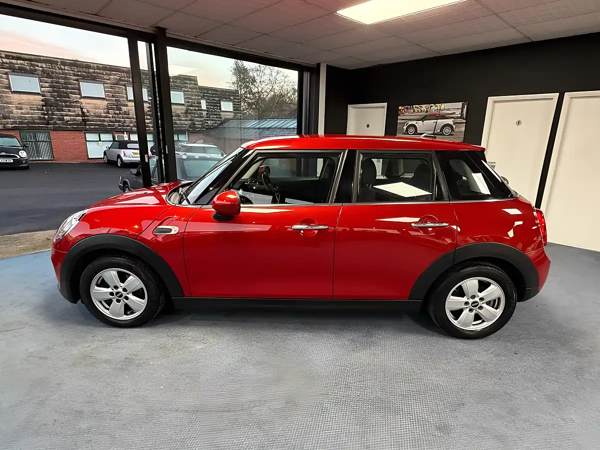 Used 2017 MINI Hatch One Red - Interior and Exterior details 6