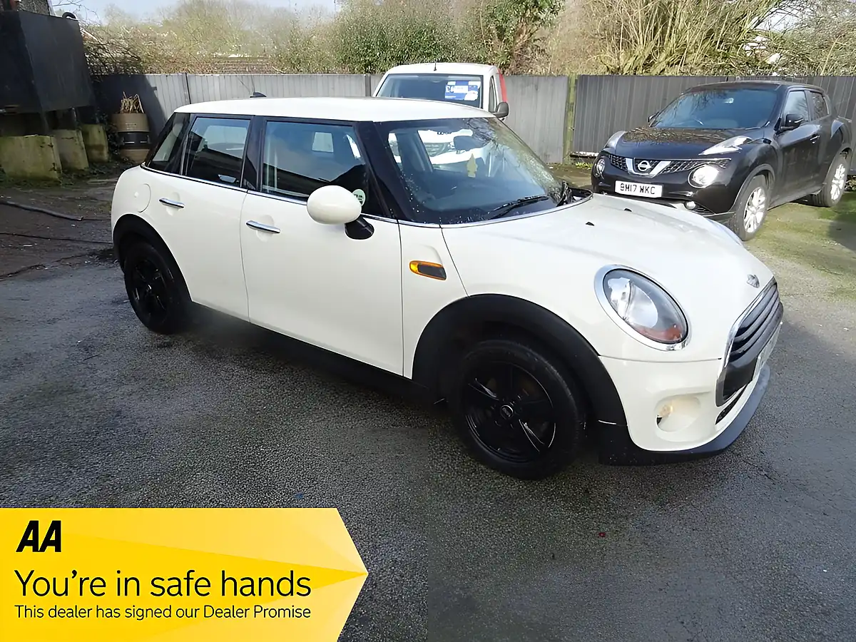Used 2017 MINI Hatch One White - Interior and Exterior details 3