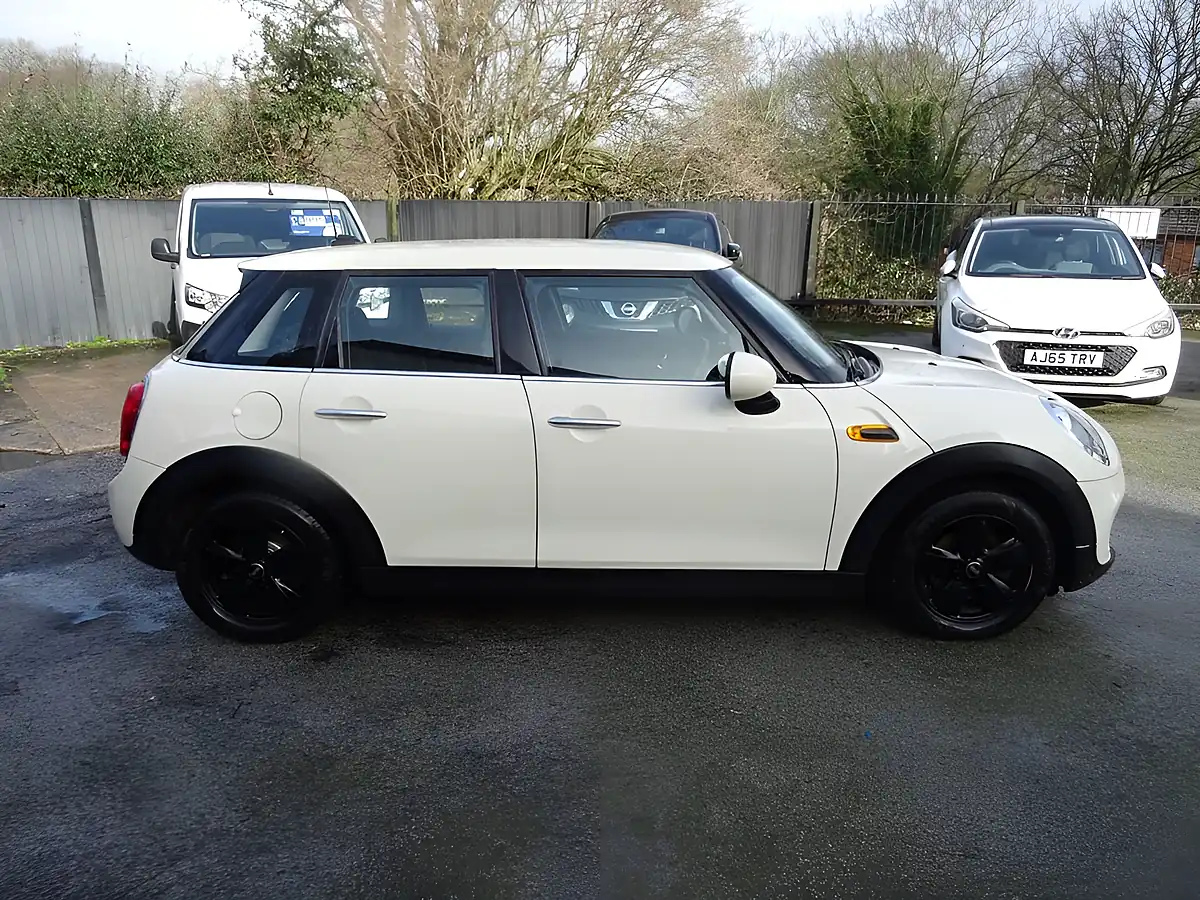 Used 2017 MINI Hatch One White - Interior and Exterior details 4