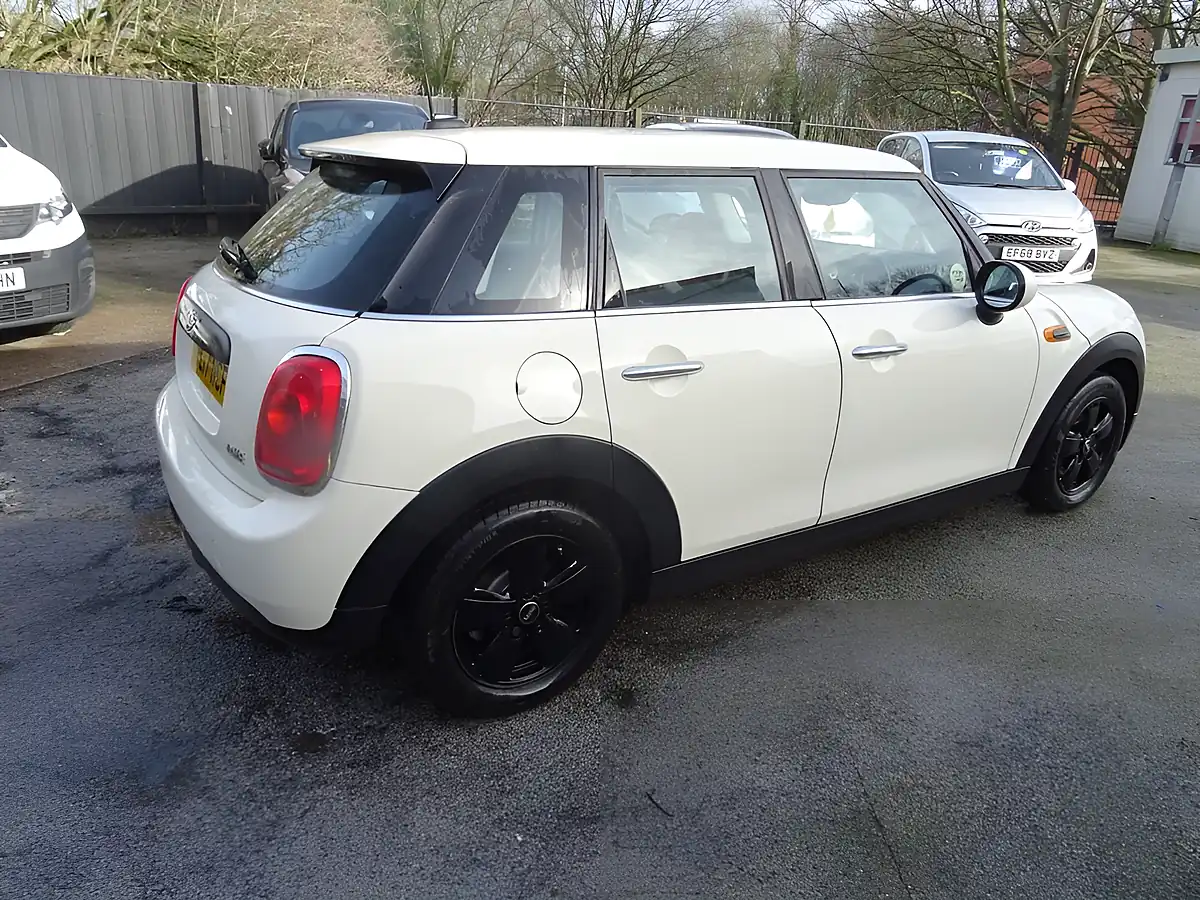 Used 2017 MINI Hatch One White - Interior and Exterior details 5