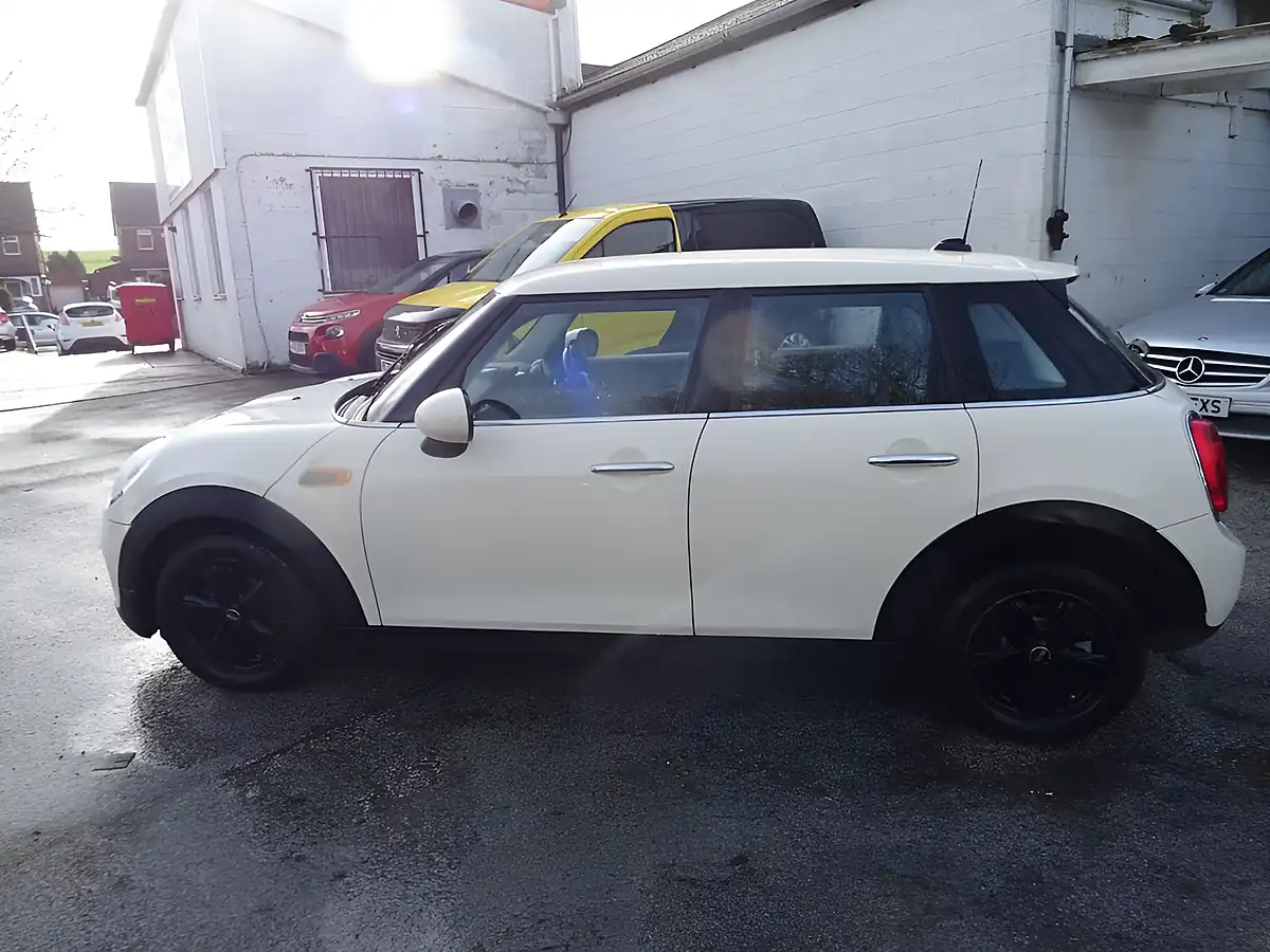 Used 2017 MINI Hatch One White - Interior and Exterior details 8