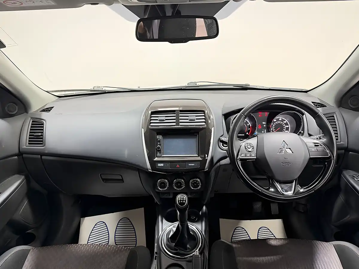 Used 2017 Mitsubishi Asx 3 White Pearl - Interior and Exterior details 8