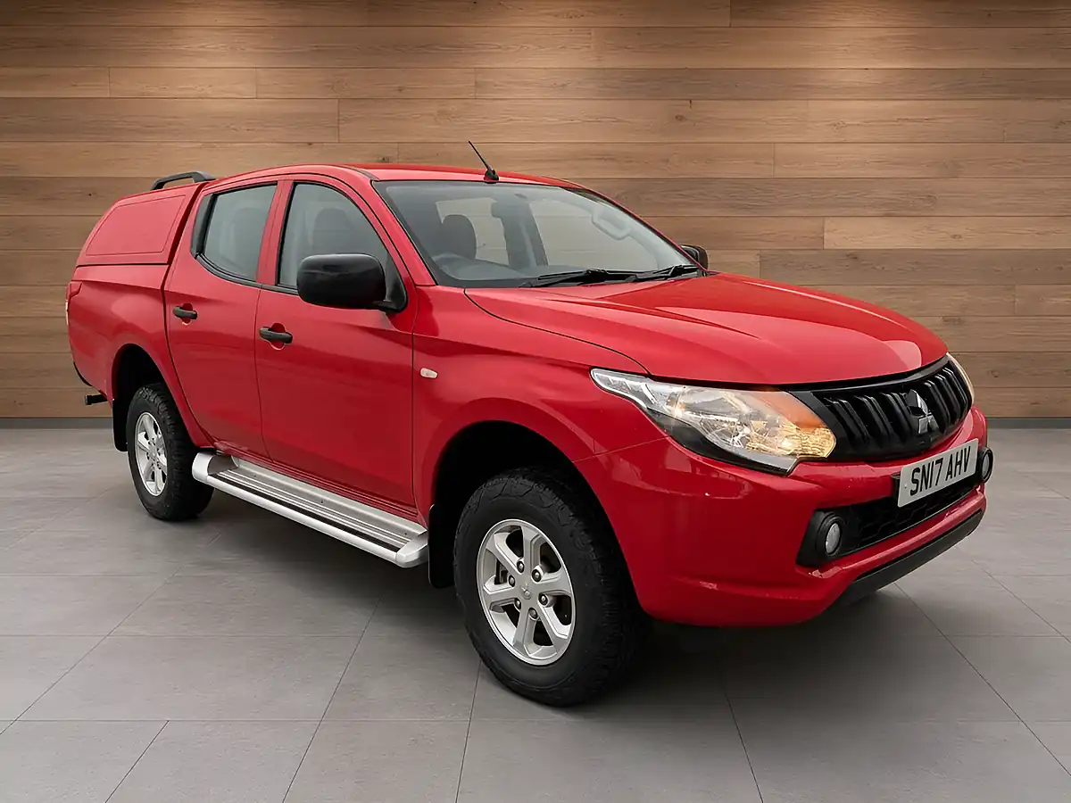 Used 2017 Mitsubishi L200 4Life Red - Interior and Exterior details 14