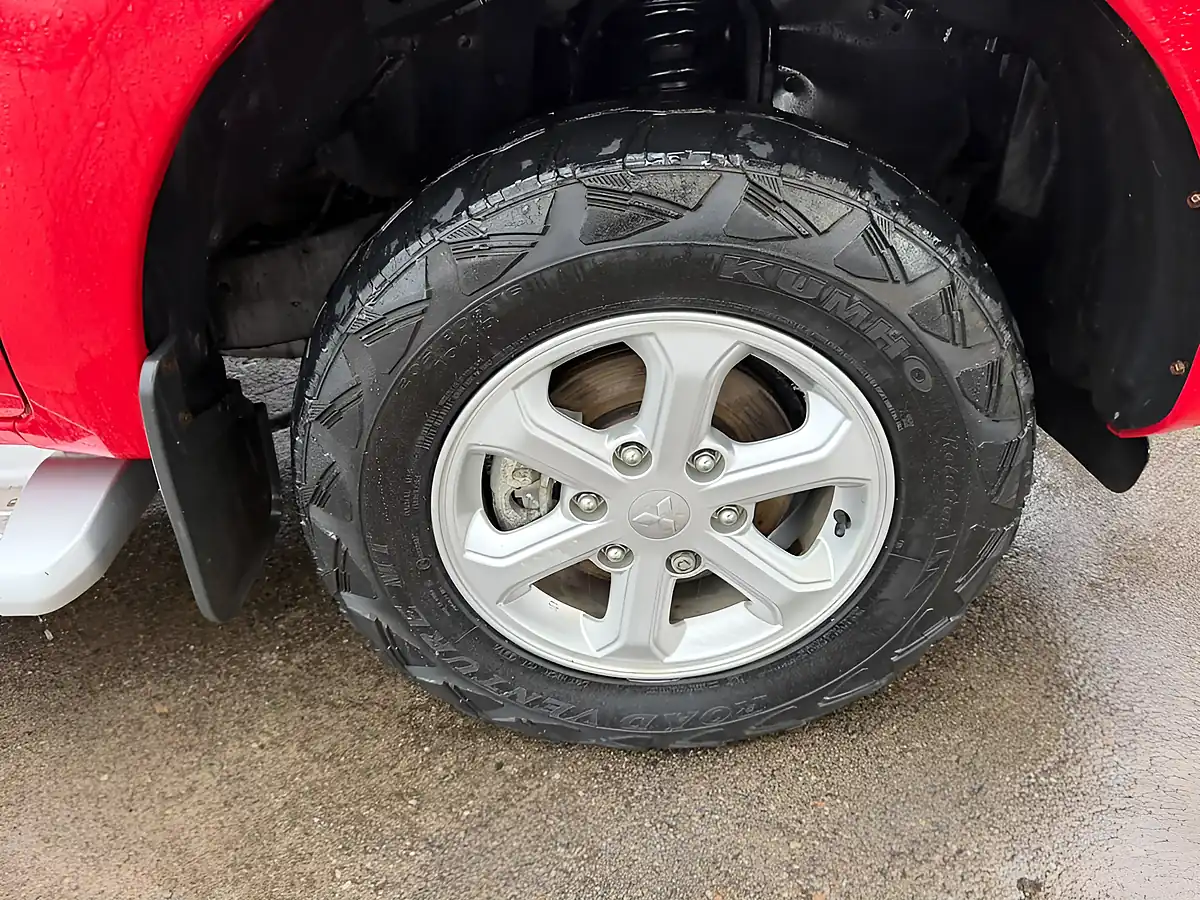 Used 2017 Mitsubishi L200 4Life Red - Interior and Exterior details 7