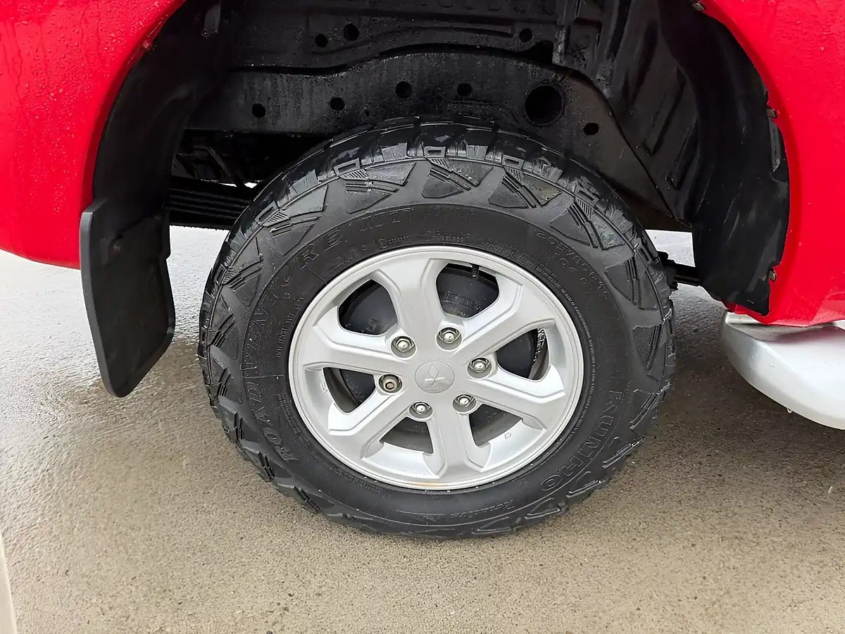 Used 2017 Mitsubishi L200 4Life Red - Interior and Exterior details 9