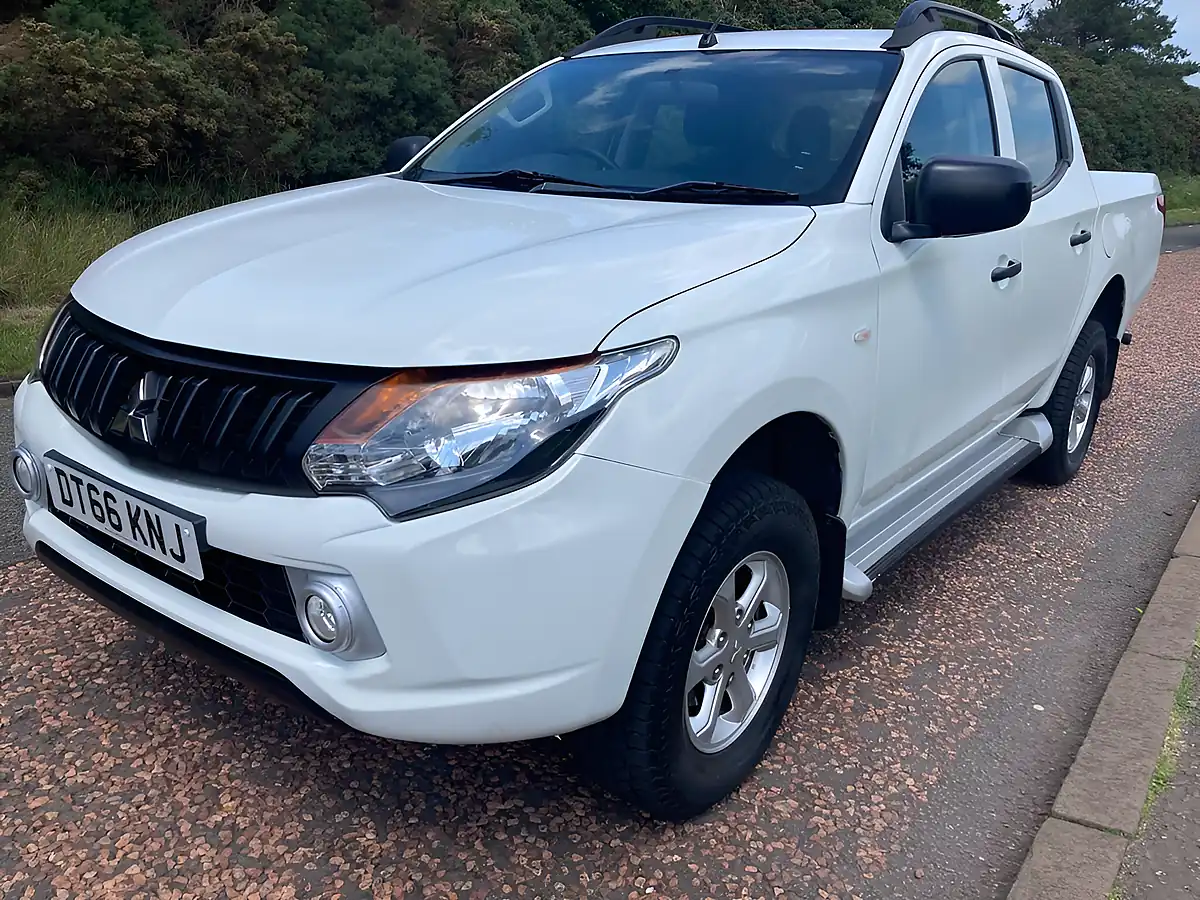 Used 2017 Mitsubishi L200 4Life White - Interior and Exterior details 7