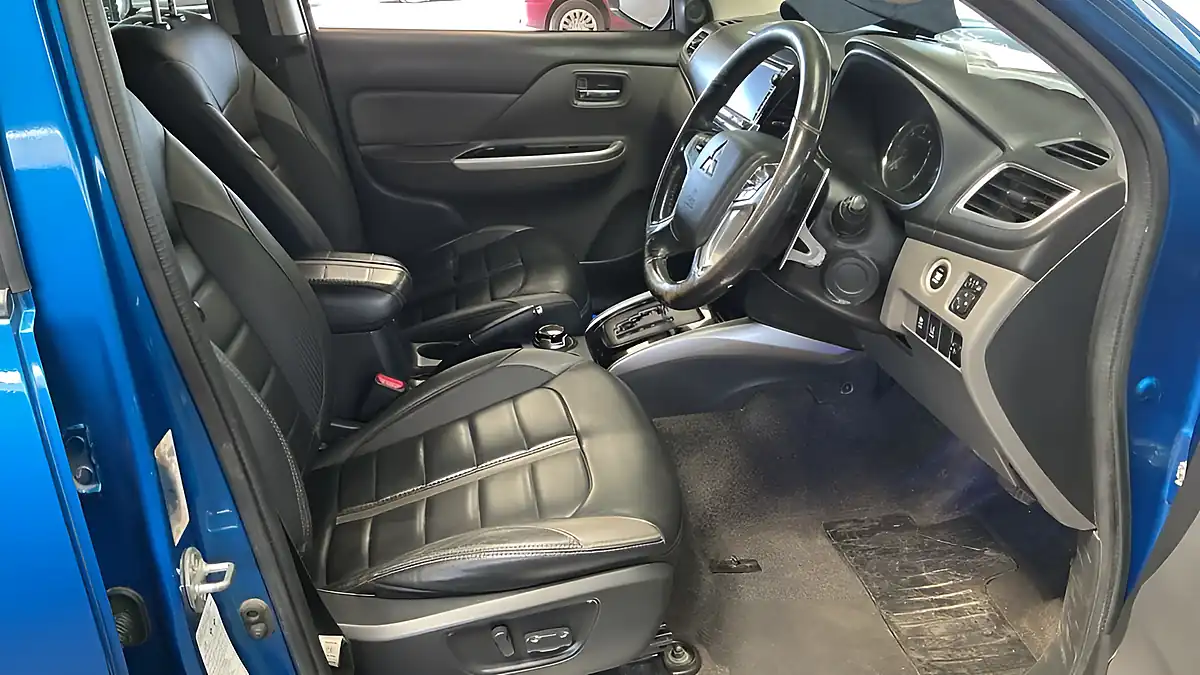 Used 2017 Mitsubishi L200 Barbarian Blue - Interior and Exterior details 13