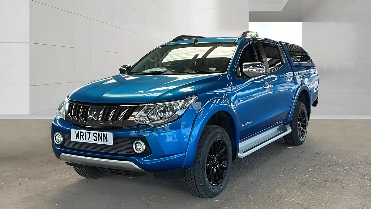 Used 2017 Mitsubishi L200 Barbarian Blue - Interior and Exterior details 3