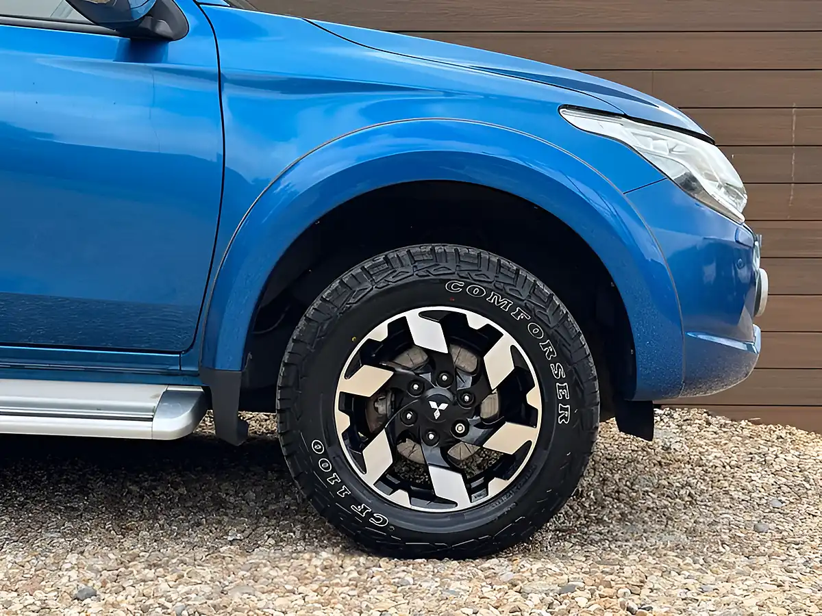 Used 2017 Mitsubishi L200 Barbarian Blue - Interior and Exterior details 10