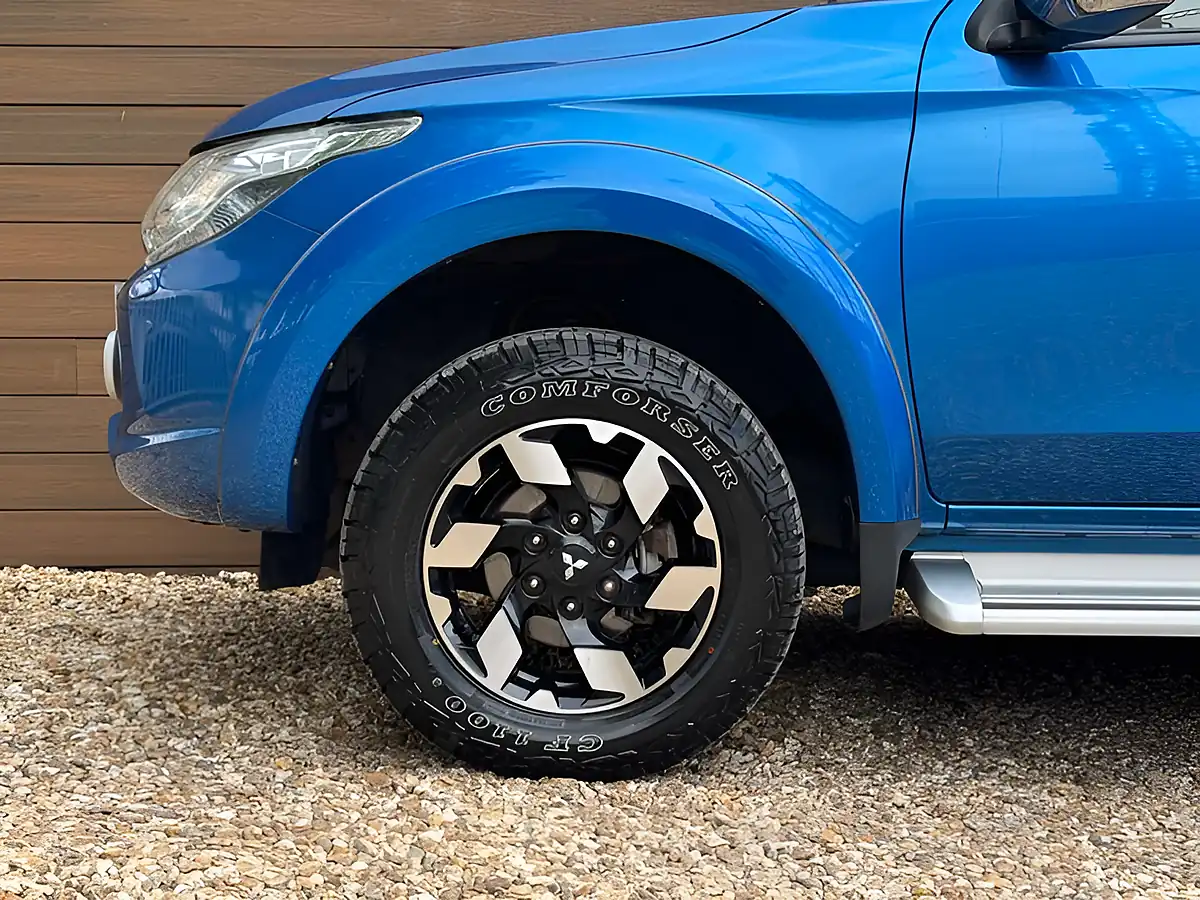 Used 2017 Mitsubishi L200 Barbarian Blue - Interior and Exterior details 11
