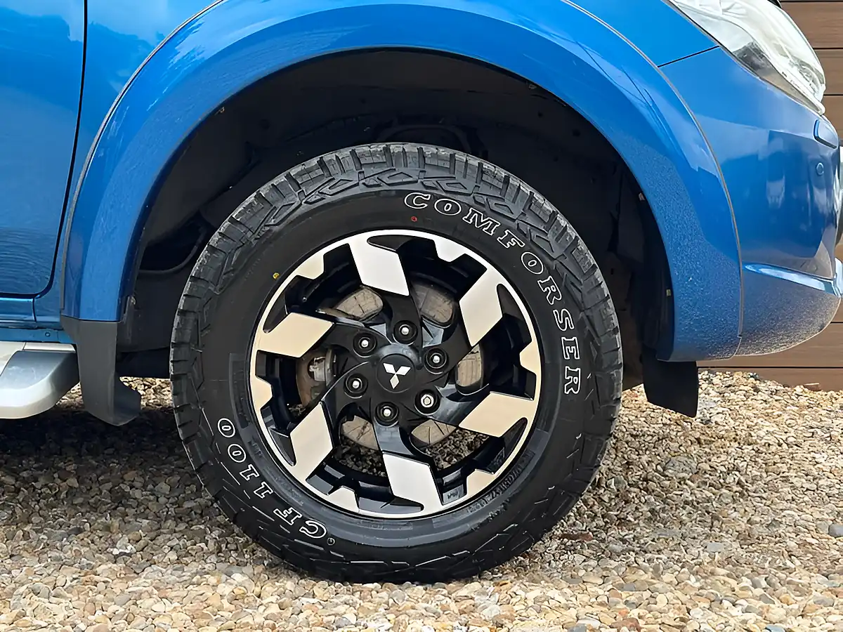 Used 2017 Mitsubishi L200 Barbarian Blue - Interior and Exterior details 12