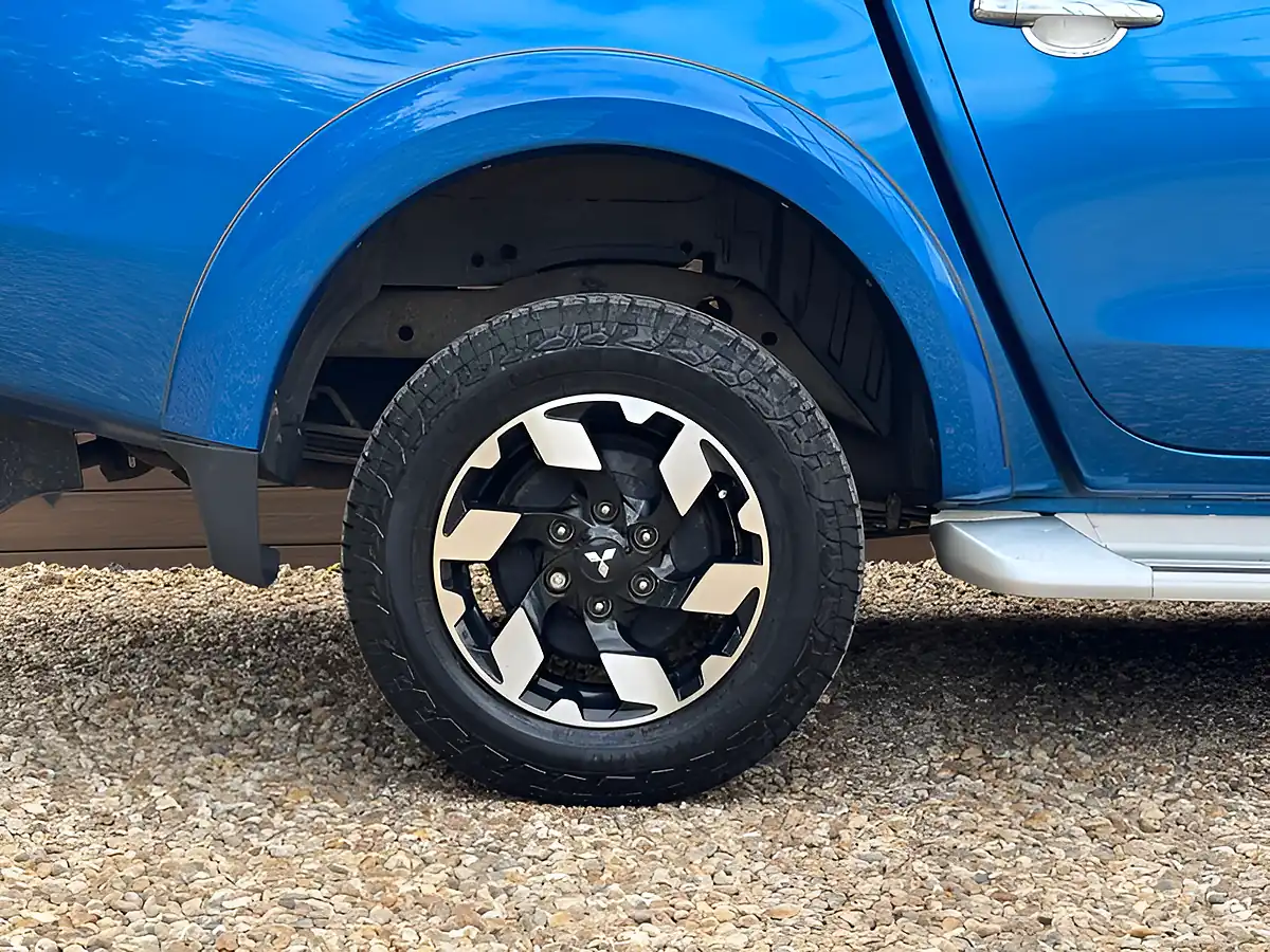 Used 2017 Mitsubishi L200 Barbarian Blue - Interior and Exterior details 13