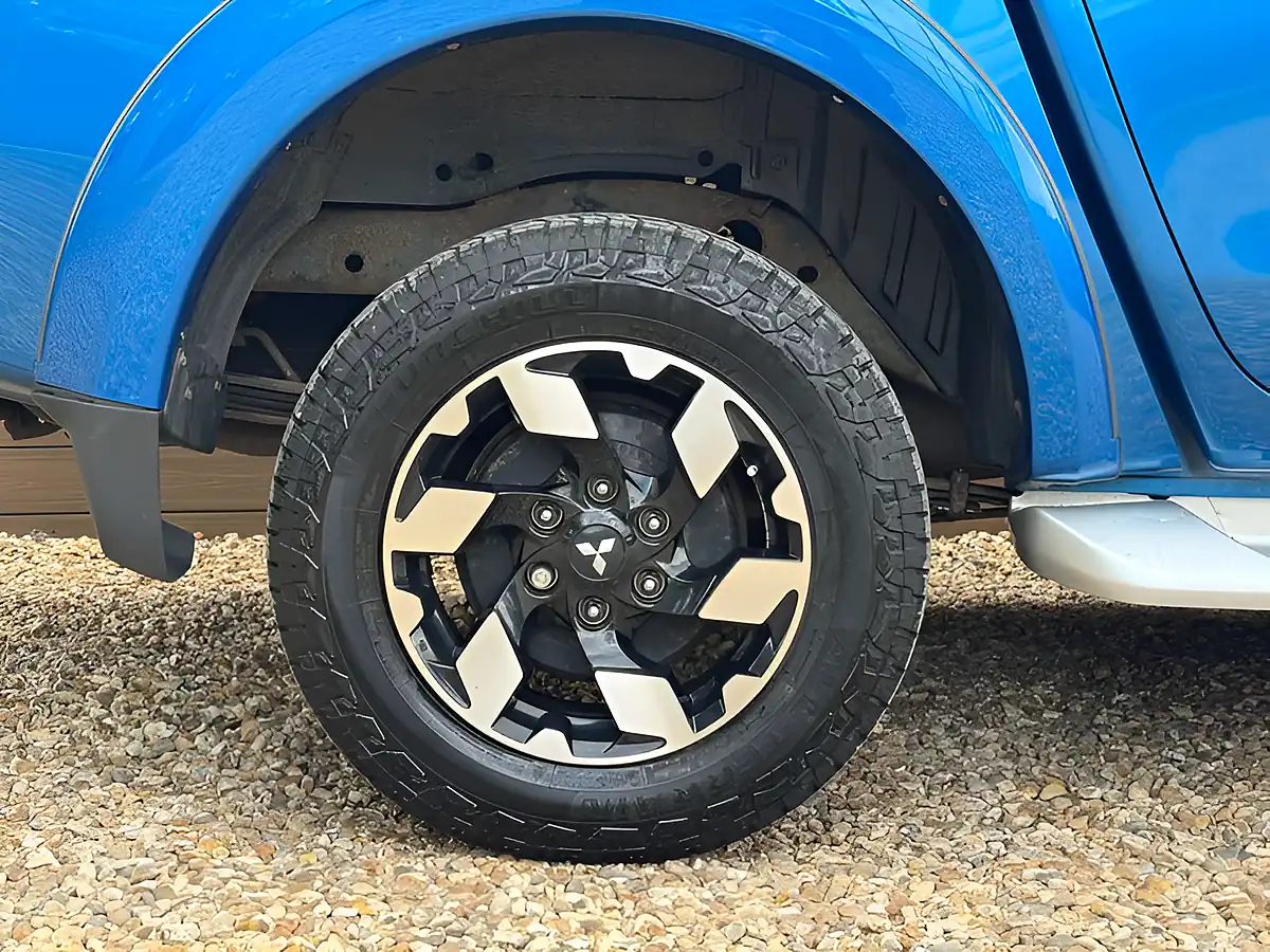 Used 2017 Mitsubishi L200 Barbarian Blue - Interior and Exterior details 15