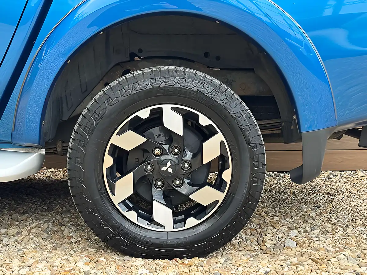 Used 2017 Mitsubishi L200 Barbarian Blue - Interior and Exterior details 16