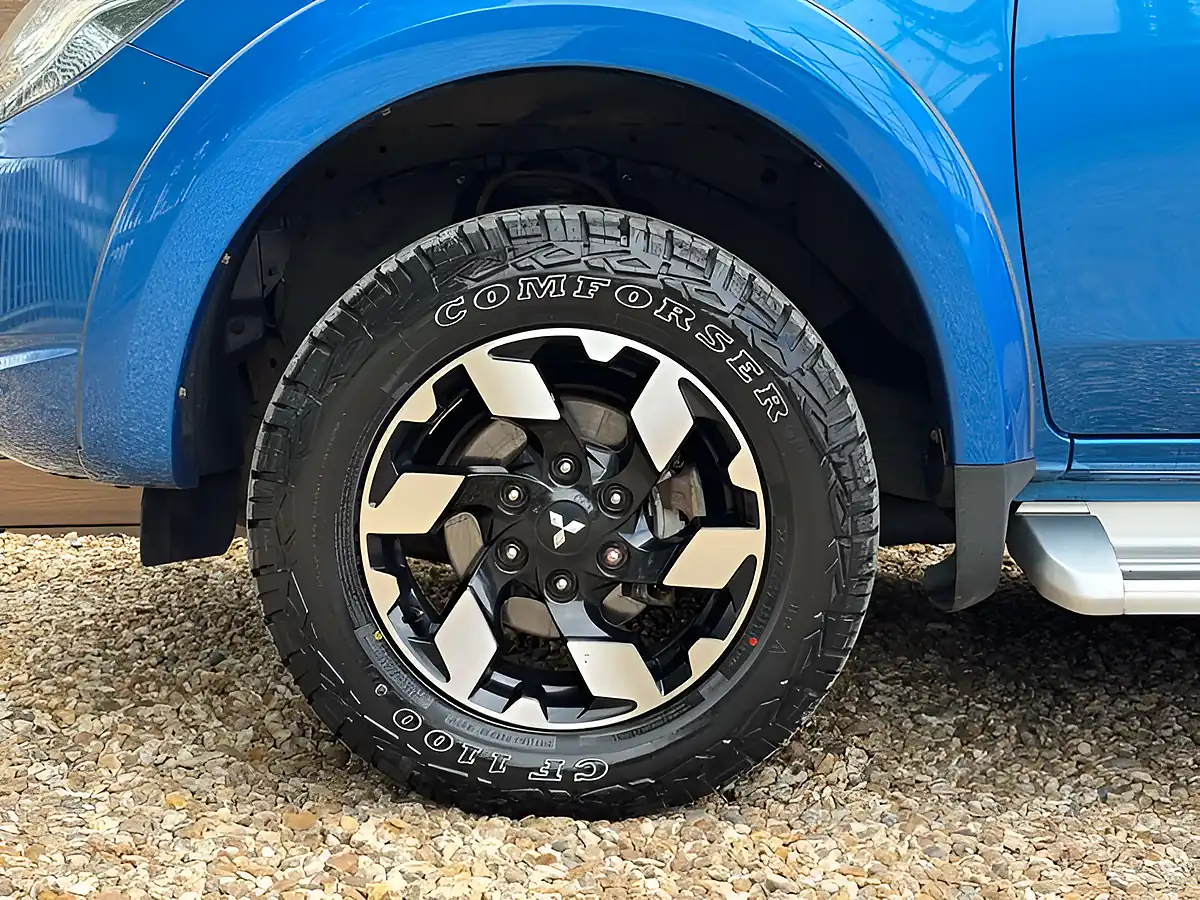 Used 2017 Mitsubishi L200 Barbarian Blue - Interior and Exterior details 17