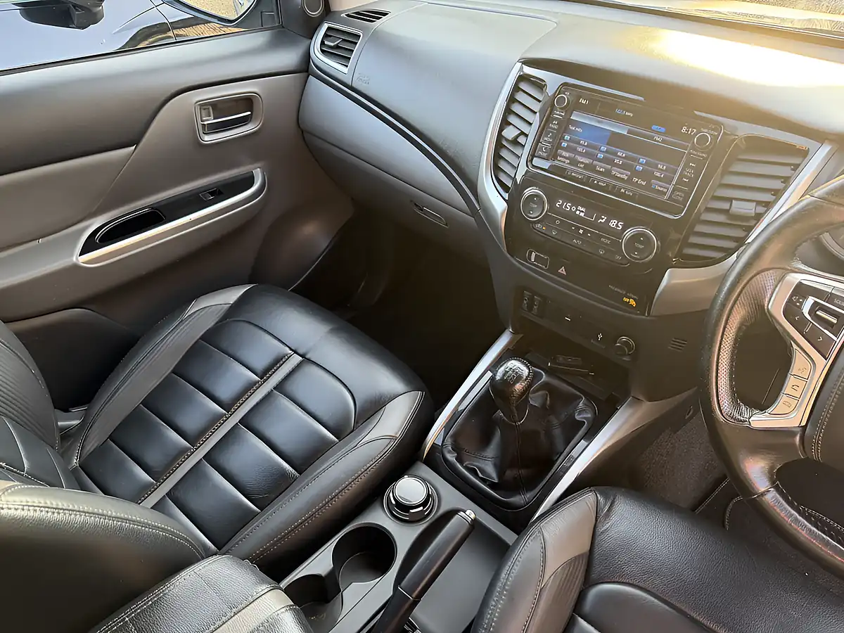 Used 2017 Mitsubishi L200 Barbarian Dcb Silver Metallic - Interior and Exterior details 11