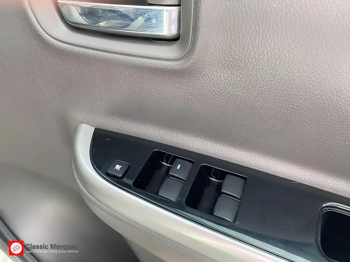 Used 2017 Mitsubishi L200 Barbarian White - Interior and Exterior details 12