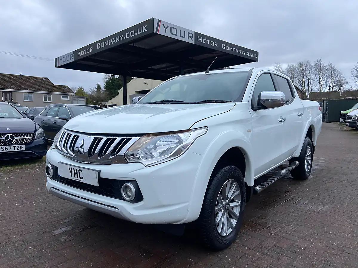 Used 2017 Mitsubishi L200 Dc Titan White - Front View