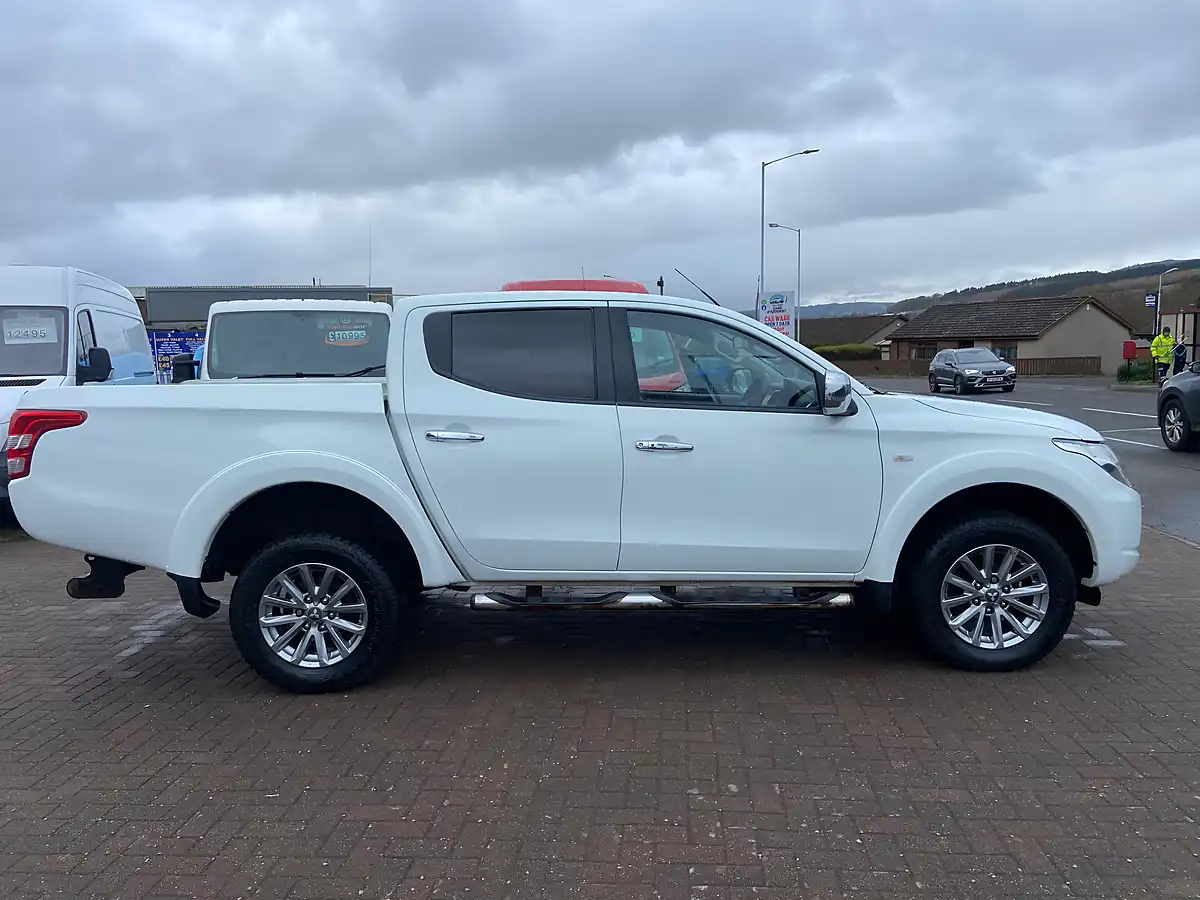 Used 2017 Mitsubishi L200 Dc Titan White - Interior and Exterior details 11