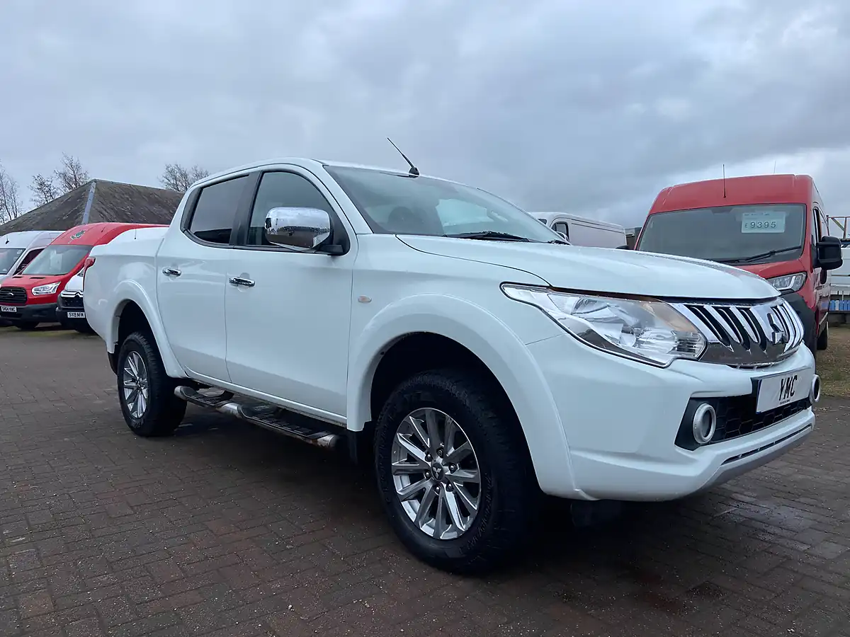 Used 2017 Mitsubishi L200 Dc Titan White - Interior and Exterior details 12