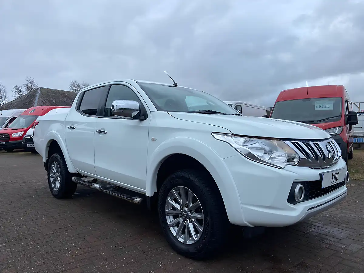 Used 2017 Mitsubishi L200 Dc Titan White - Interior and Exterior details 14