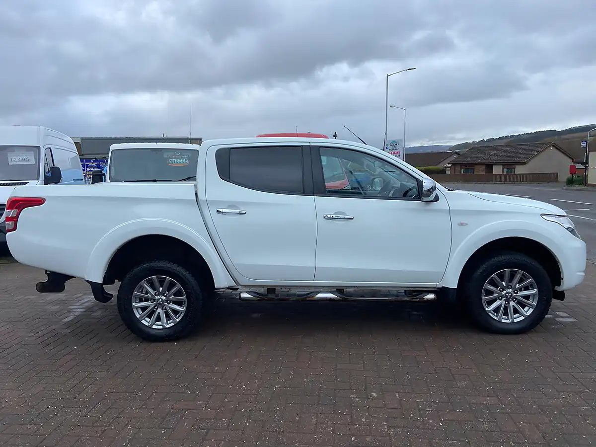 Used 2017 Mitsubishi L200 Dc Titan White - Interior and Exterior details 15