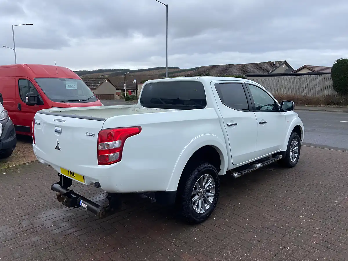 Used 2017 Mitsubishi L200 Dc Titan White - Interior and Exterior details 17