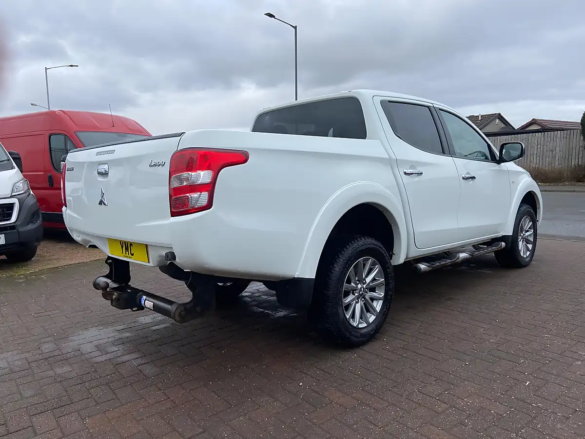 Used 2017 Mitsubishi L200 Dc Titan White - Interior and Exterior details 20