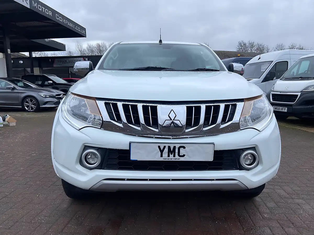 Used 2017 Mitsubishi L200 Dc Titan White - Interior and Exterior details 3