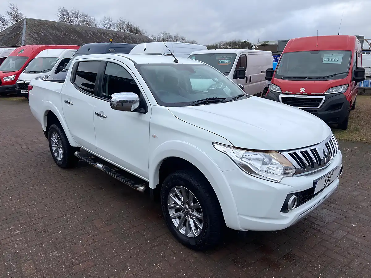 Used 2017 Mitsubishi L200 Dc Titan White - Interior and Exterior details 4