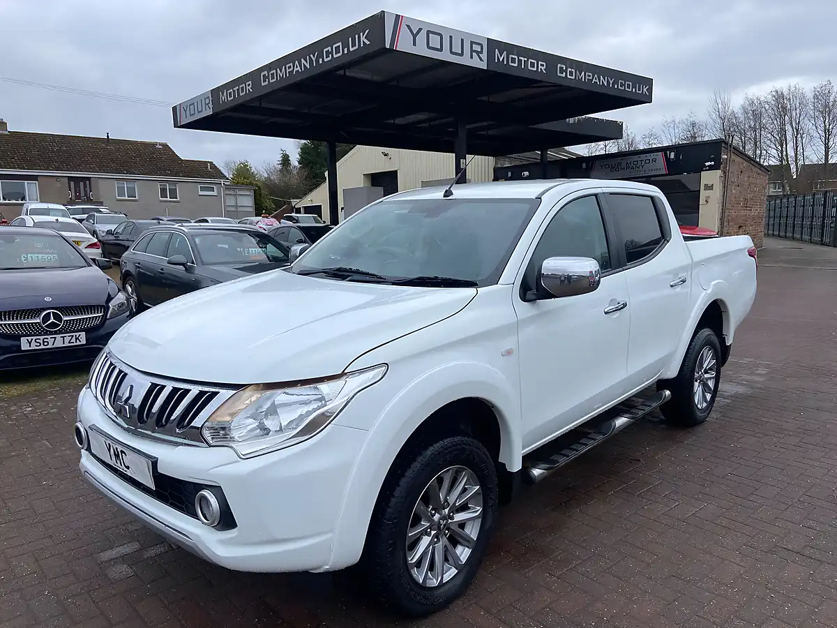Used 2017 Mitsubishi L200 Dc Titan White - Interior and Exterior details 6