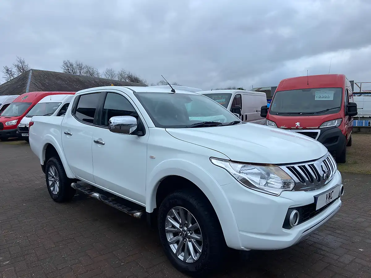 Used 2017 Mitsubishi L200 Dc Titan White - Interior and Exterior details 8