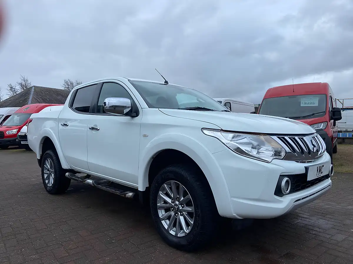 Used 2017 Mitsubishi L200 Dc Titan White - Interior and Exterior details 9