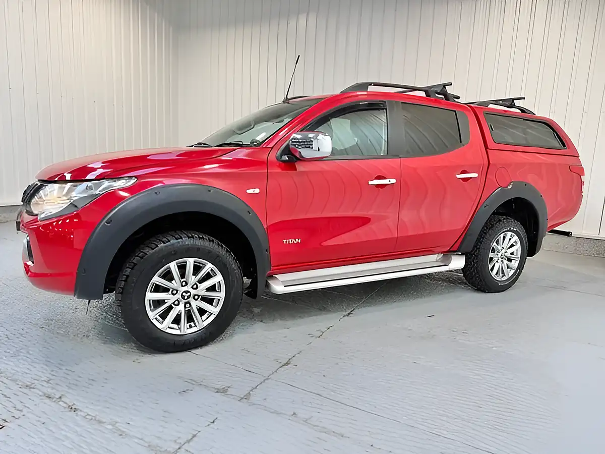Used 2017 Mitsubishi L200 Titan Aztec Red - Interior and Exterior details 3