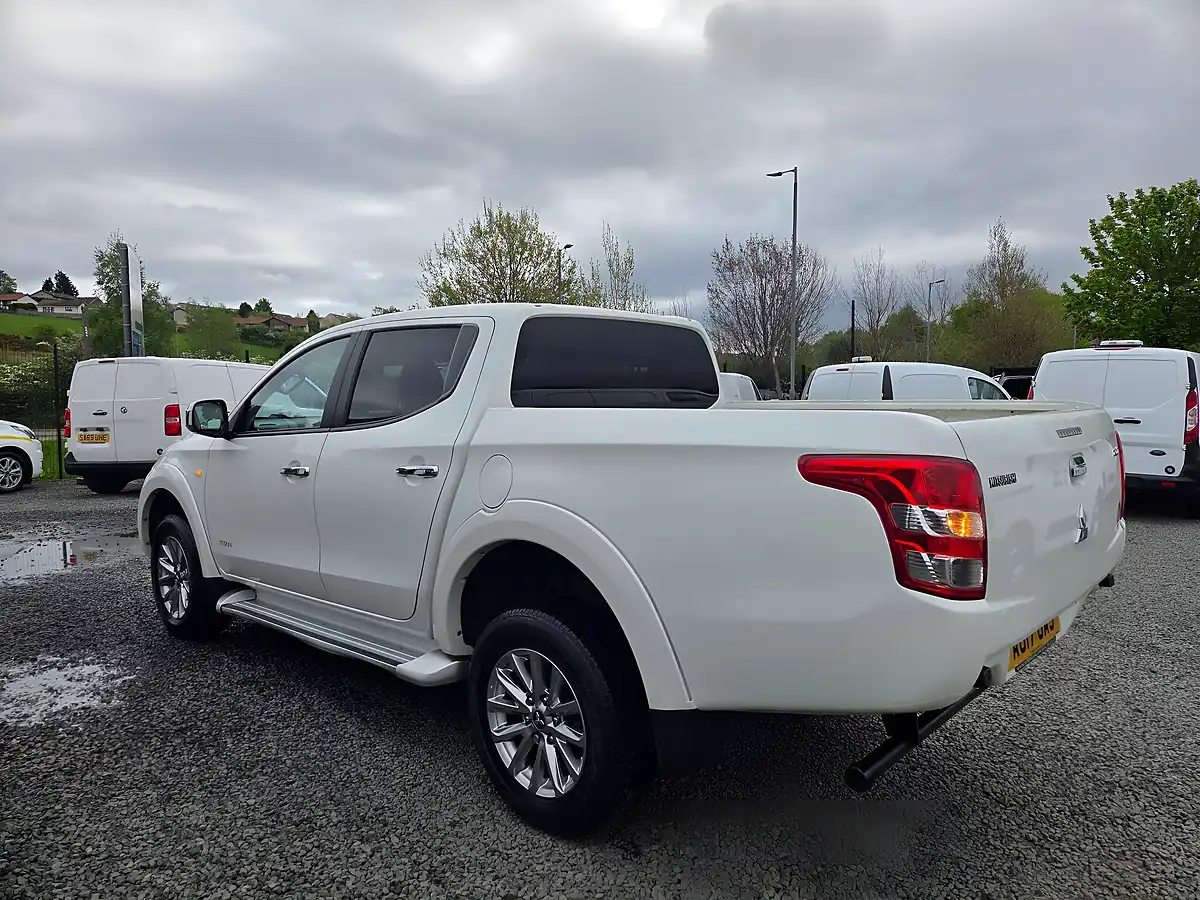 Used 2017 Mitsubishi L200 Titan White - Interior and Exterior details 10