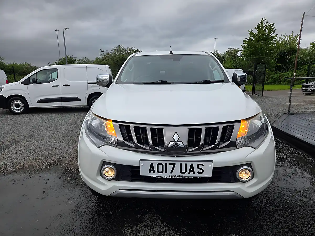 Used 2017 Mitsubishi L200 Titan White - Interior and Exterior details 12