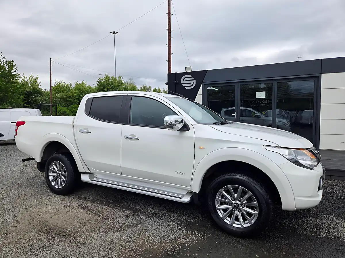Used 2017 Mitsubishi L200 Titan White - Interior and Exterior details 2
