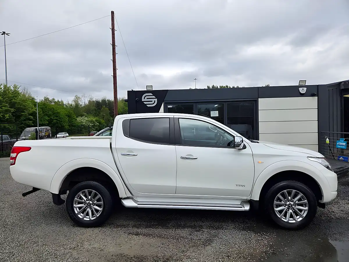 Used 2017 Mitsubishi L200 Titan White - Interior and Exterior details 3