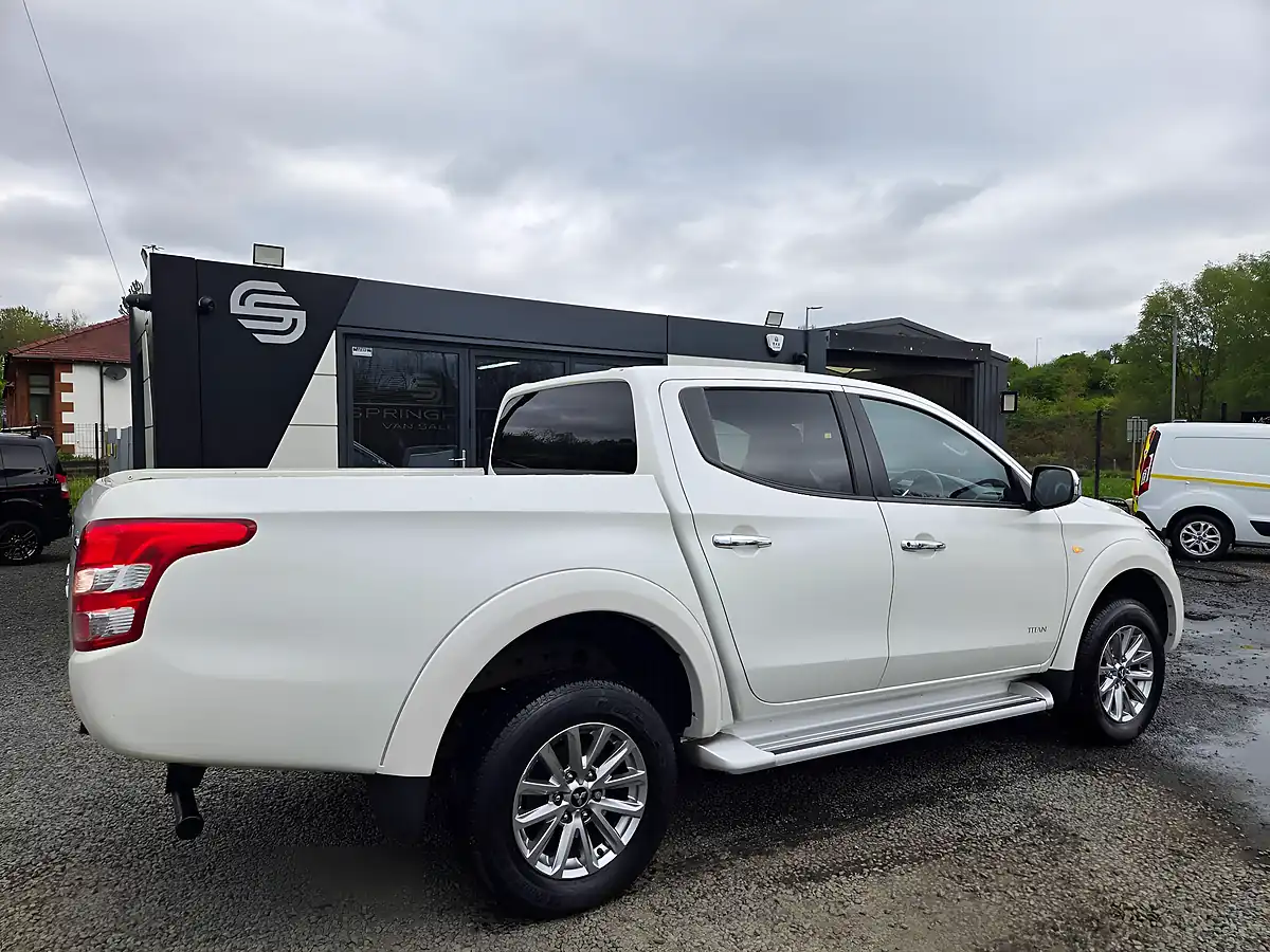 Used 2017 Mitsubishi L200 Titan White - Interior and Exterior details 4